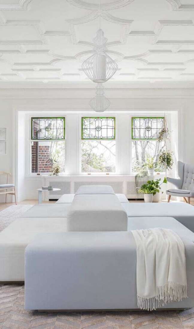 58. Sala moderna decorada com lustre aramado branco – Foto: Apartment Therapy