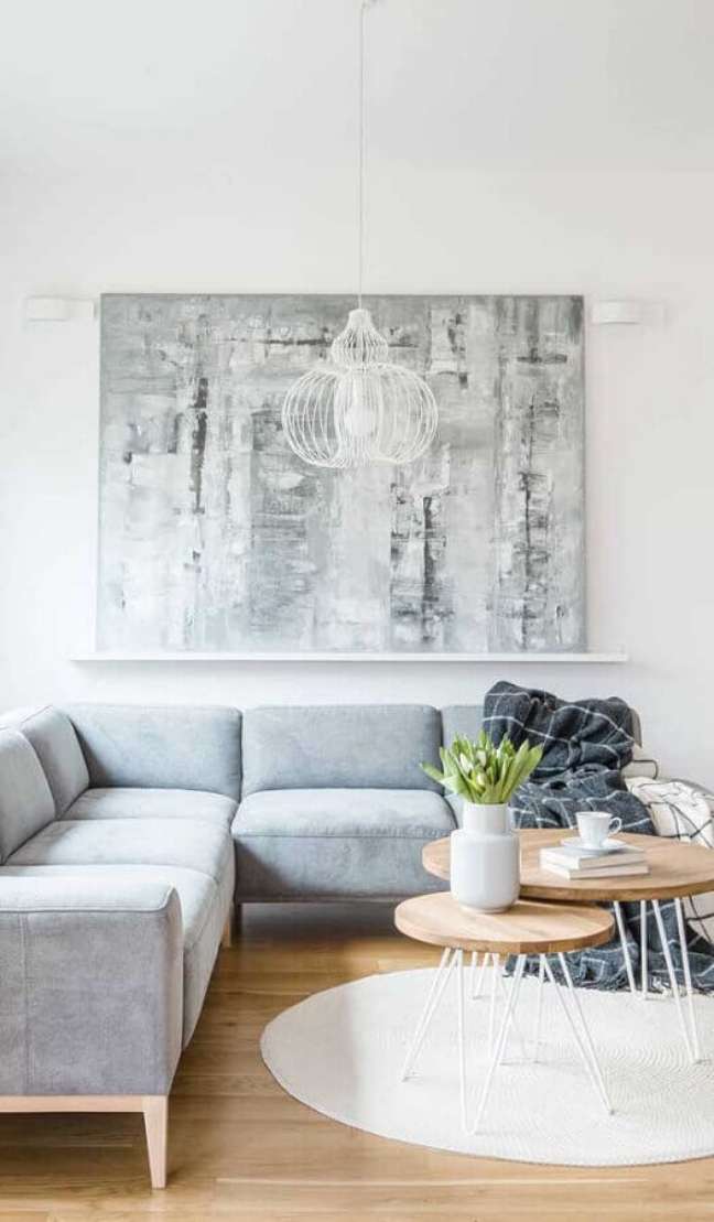 28. Lustre aramado branco para decoração de sala minimalista com sofa cinza de canto – Foto: Apartment Therapy