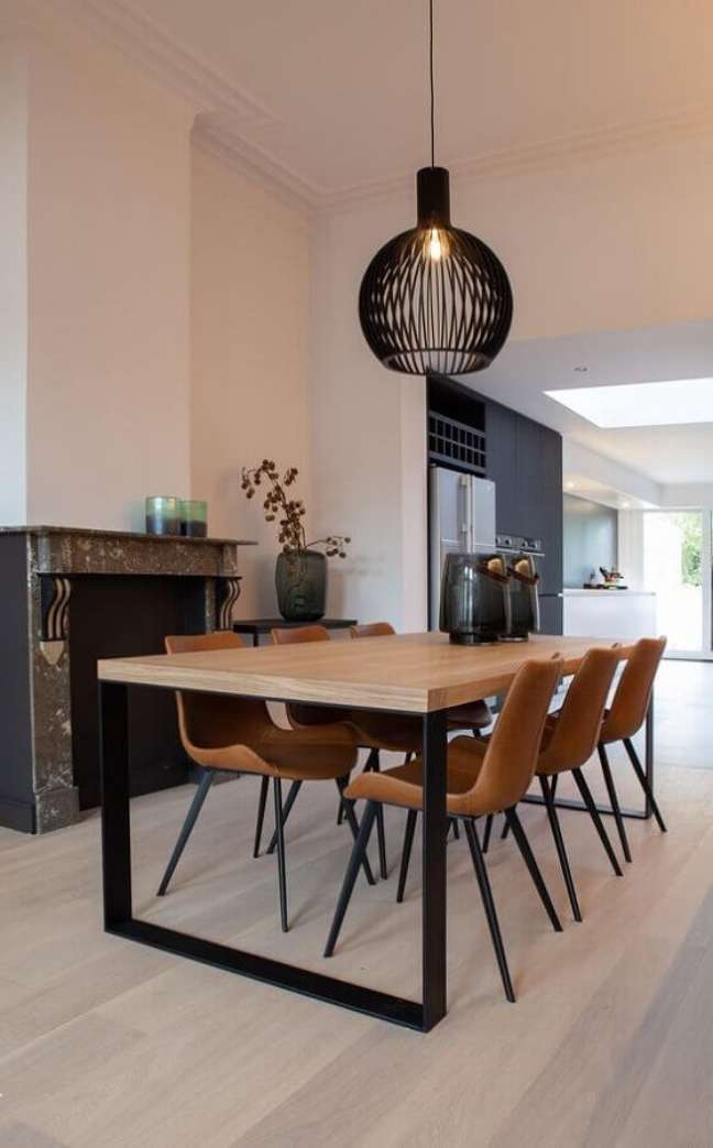 11. Cores claras para sala de jantar decorada com mesa de madeira e lustre aramado preto – Foto: Atmooz by Charrell