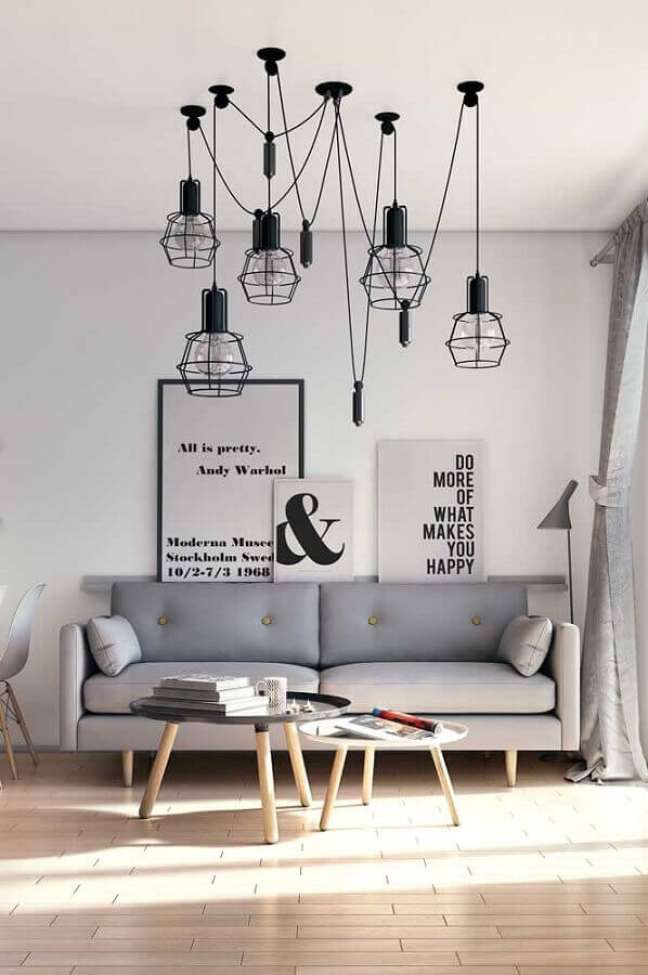 41. Lustre aramado preto para decoração de sala de estar cinza – Foto: Decor Fácil
