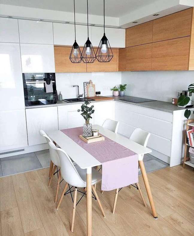 12. Cozinha branca de canto decorada com lustre aramado preto – Foto: Noz Design
