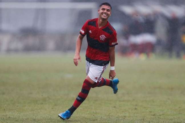 Garoto do Ninho desmente boatos de saída: Meu foco foi, é e sempre será defender a camisa do Flamengo