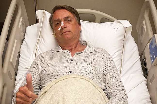 Com dores abdominais, Jair Bolsonaro foi internado nesta segunda-feira