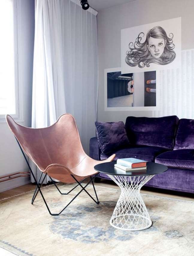 4. Poltrona butterfly caramelo na sala com sofá roxo e tapete moderno – Foto Simon Bajad