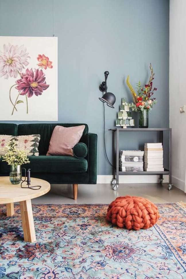 8. Sala com tapete belga azul e laranja – Foto Decor facil