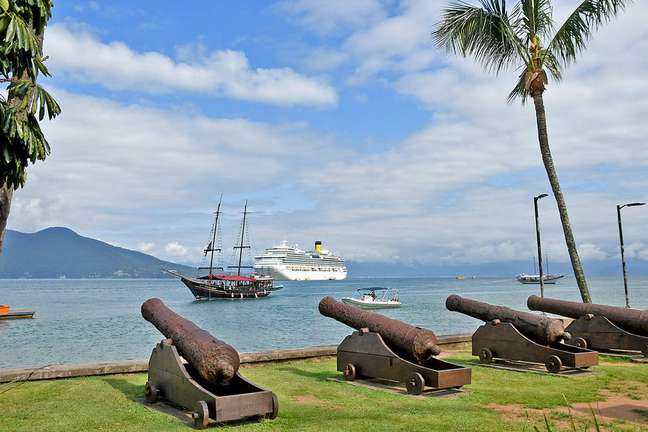 Turistas do navio de cruzeiro Costa Fascinosa desembarcam em Ilhabela, na abertura da temporada de cruzeiros