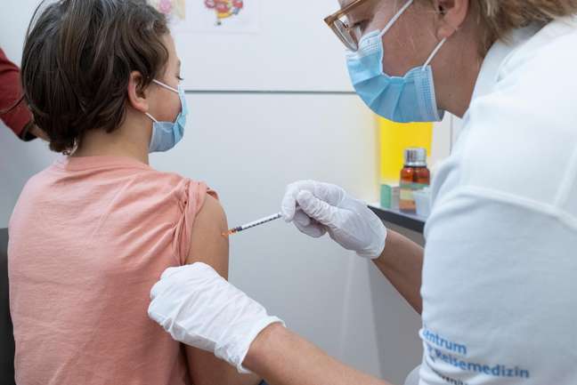 Criança é vacinada Arnd Wiegmann Reuters