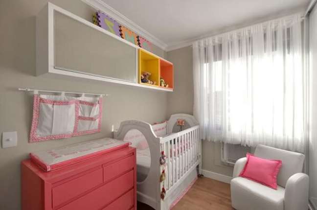 26. Cômoda colorida em rosa para quarto de bebê – Foto Alessandra Bonotto Hoffman Paim