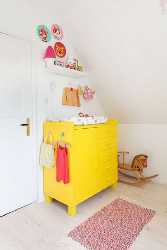 13. Cômoda colorida amarela no quarto de bebê – Foto Monbebecheri