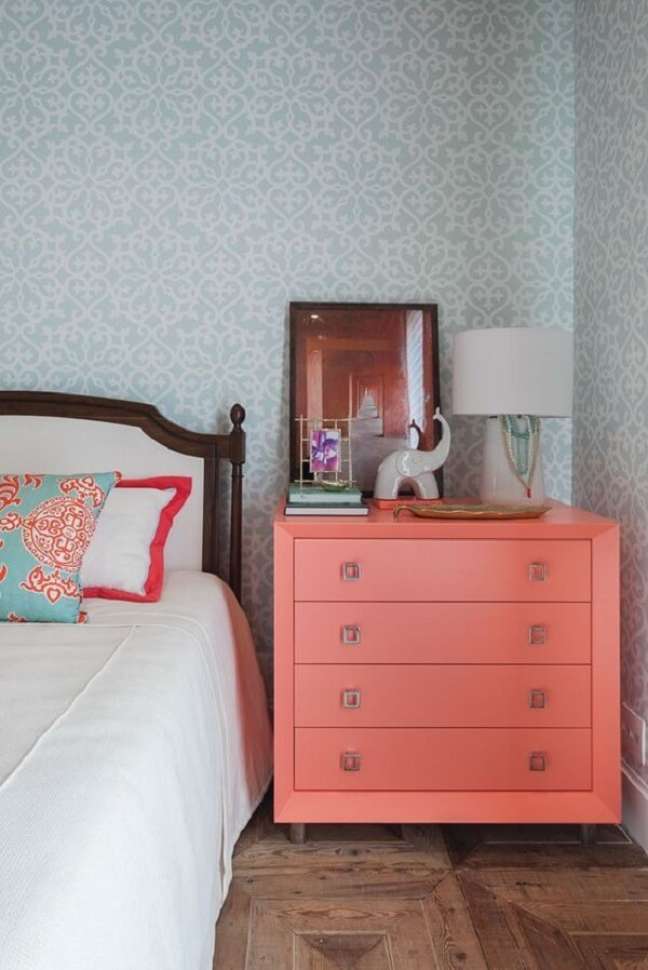 2. Cômoda colorida coral no quarto de casal elegante com papel de parede azul – Foto Na medida