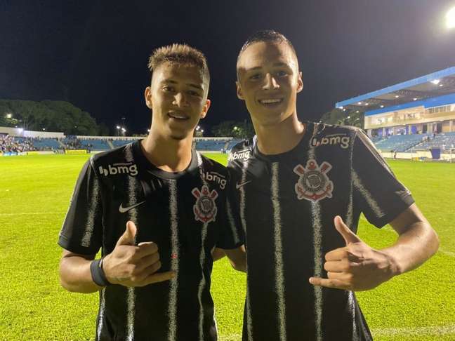 Decisivos, Keven e Matheus Araújo comemoram vitória do Corinthians na estreia da Copinha