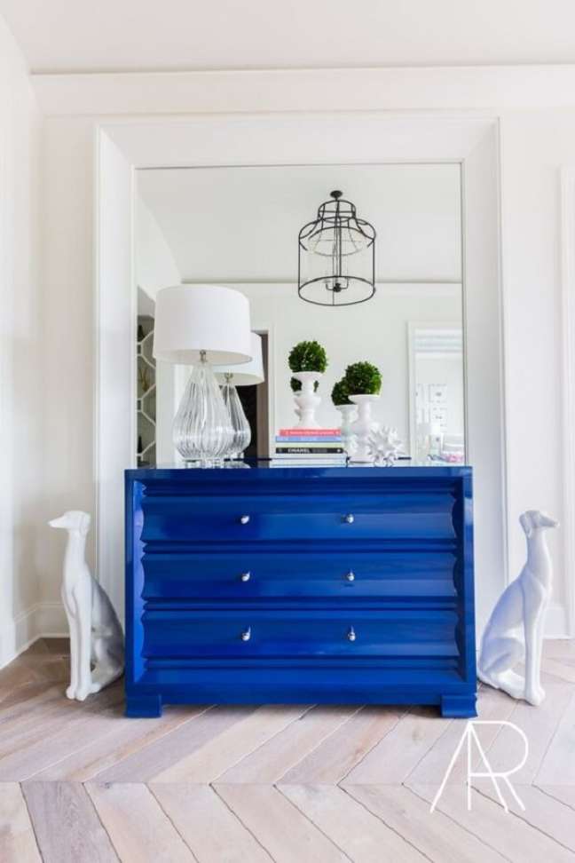 19. Cômoda colorida azul na decoração moderna – Foto Alyssa Rosen Heck Blog