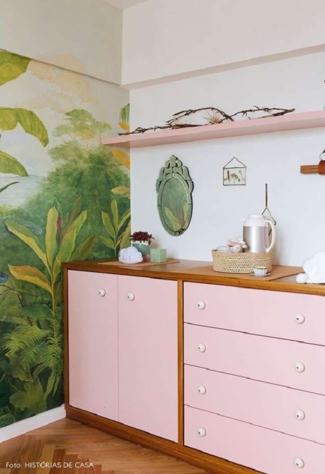 36. Cômoda colorida rosa e madeira com papel de parede verde -Foto Historias de Casa