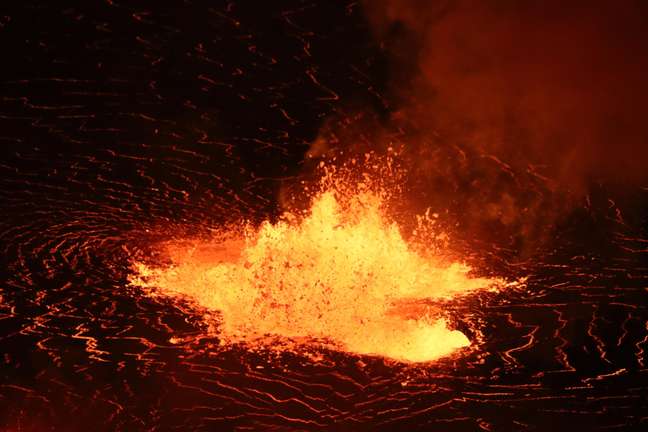 Uma fonte de lava perto do centro da cratera Halema em erupção do vulcão Kilauea que aconteceu em setembro de 2021 Patrick Handout USGSM/Reuters