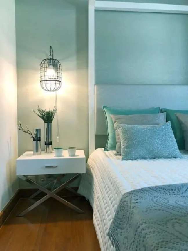 39. Quarto verde água com decoração branca e iluminação ao lado da cama – Foto Homify
