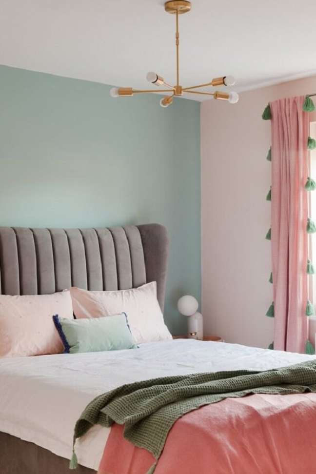 23. Quarto delicado com parede verde pastel e cortinas cor de rosa – Foto Pursuit Decor