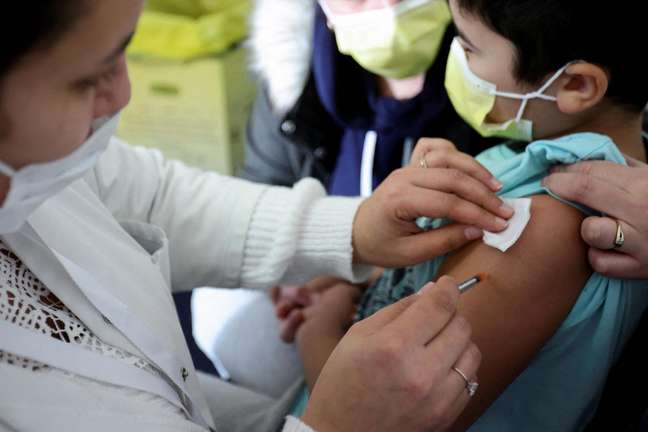 Vacinação de criança na França