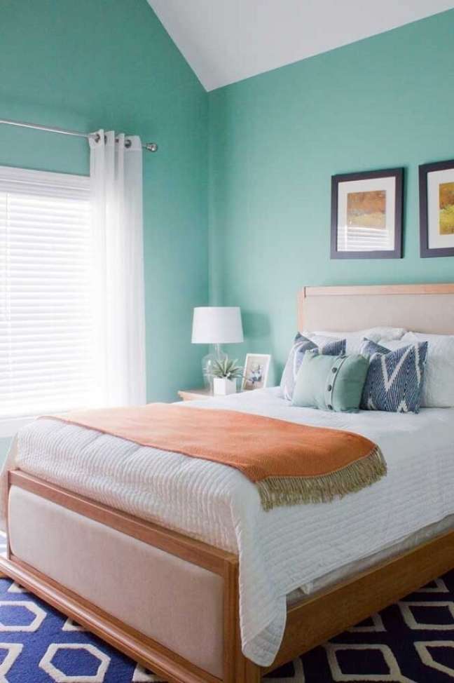 2. Decoração de quarto verde agua com moveis de madeira e cortina branca – Foto Houzz