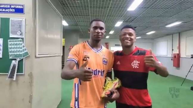 Rangel, do Forte, ao lado de Matheus França, do Flamengo (Foto: Reprodução/FlaTV)