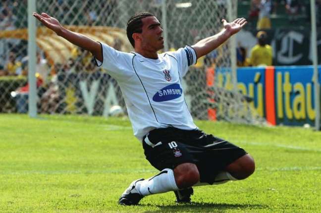 Atuando pelo Corinthians, Tévez era eleito 'Rei da América' há 16 anos