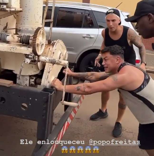 Acelino Popó Freitas empurra caminhão Reprodução Instagram