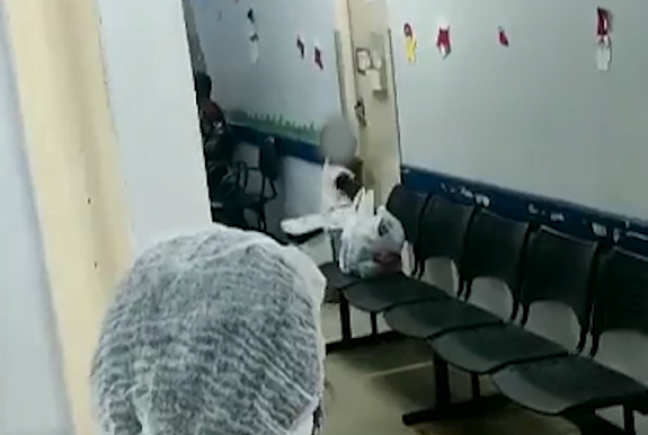 Médica bate porta e deixa menino de 3 anos sozinho sem a mãe