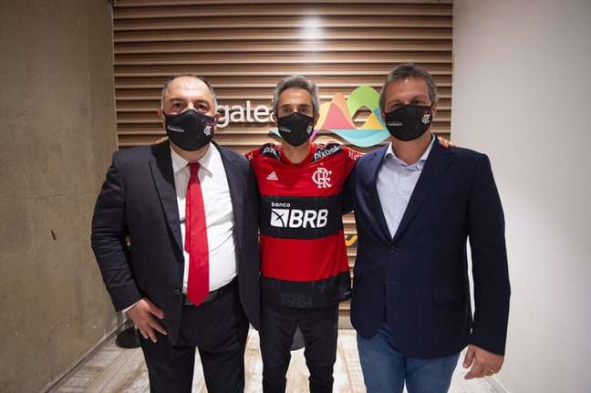 Marcos Braz, Paulo Sousa e Bruno Spindel posam para a foto no Galeão (Foto: Alexandre Vidal/Flamengo)
