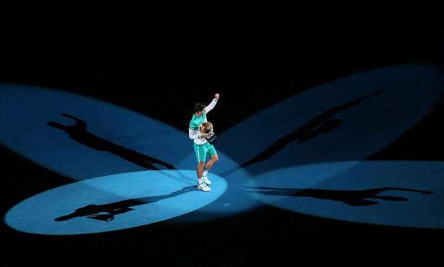 Tenista sérvio Novak Djokovic após conquistar o troféu em Melbourne, Austrália 21/02/2021 REUTERS/Kelly Defina