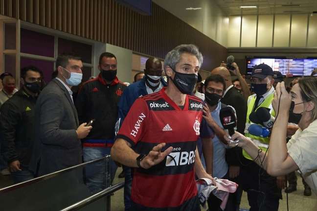 Paulo Sousa chegou ao Rio de Janeiro nesta sexta-feira (Foto: Armando Paiva /LANCE!Press)