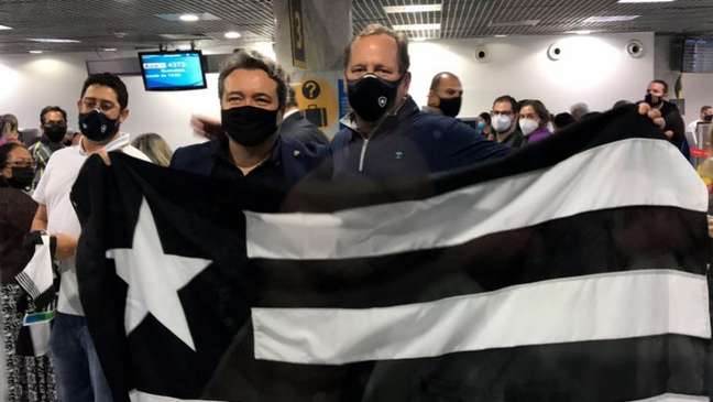 John Textor e Jorge Braga com a bandeira do Botafogo (Foto: Sergio Santana/LANCE!)