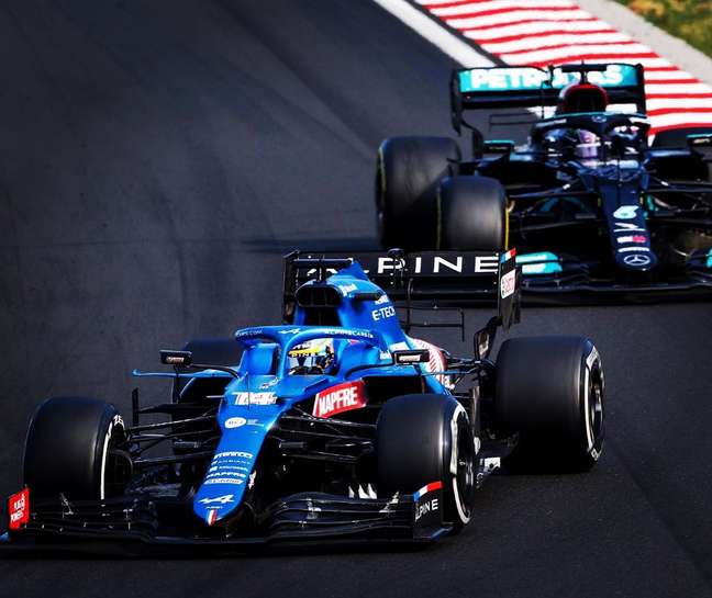 Pilotando uma Alpine, Alonso duela com Lewis Hamilton na Hungria, em 2021