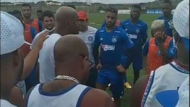 Torcida do Bahia invade treino e ameaça jogadores: 'Ou vai no amor ou vai na dor'