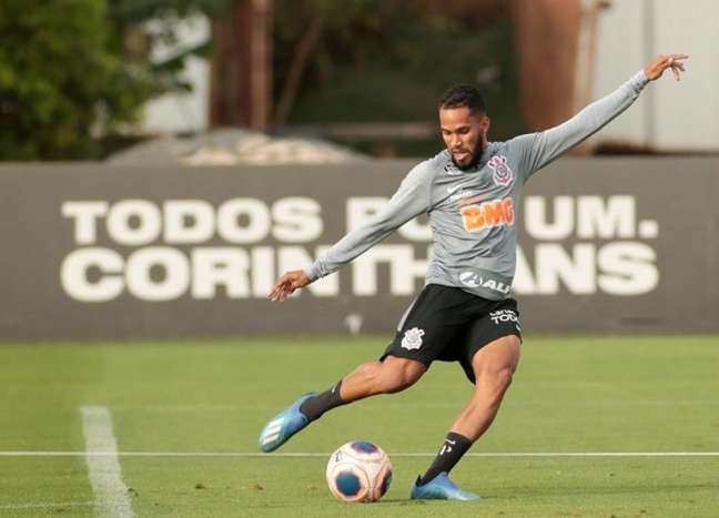 Corinthians confirma empréstimo de Everaldo ao América-MG