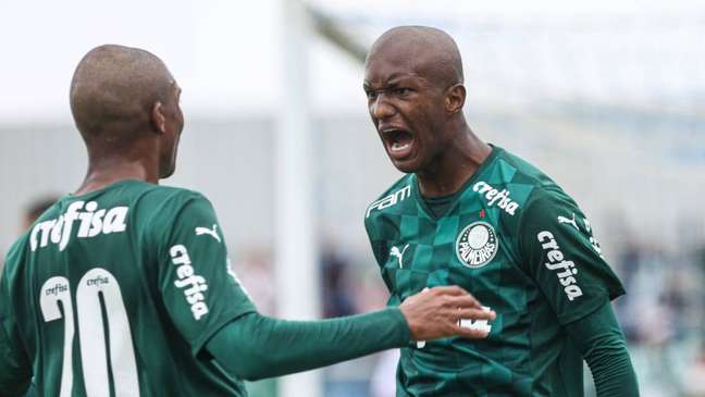 Jogadores do Palmeiras na Copinha passam por 'trote' e raspam a cabeça 