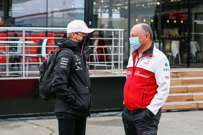 Valtteri Bottas e Frédéric Vasseur conversam no GP da Bélgica de 2020 