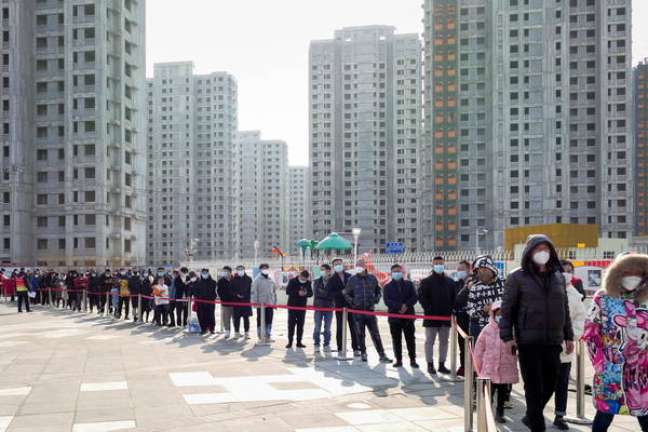 Cidadãos aguardam em longas filas para fazer testes em Tianjin