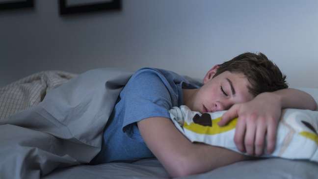 Pesquisa feita na Suíça diz que adolescentes em lockdown puderam dormir 75 minutos a mais, com benefícios à saúde