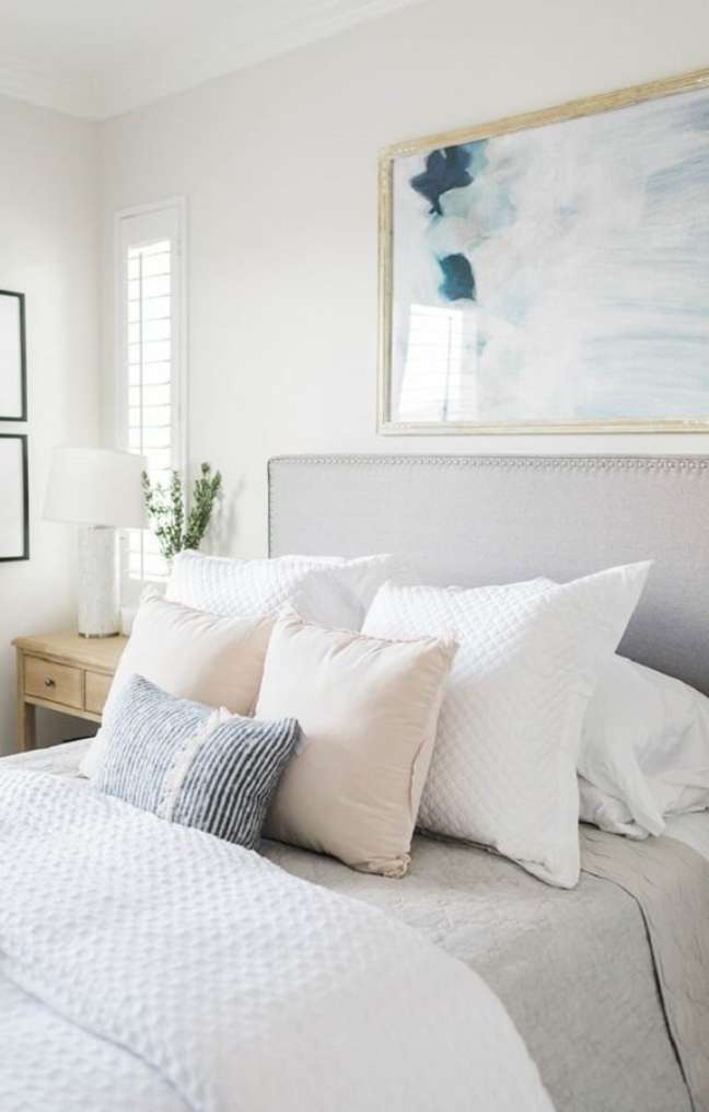 10. Almofadas para quarto com decoração clean – Foto: Laura Design & Co