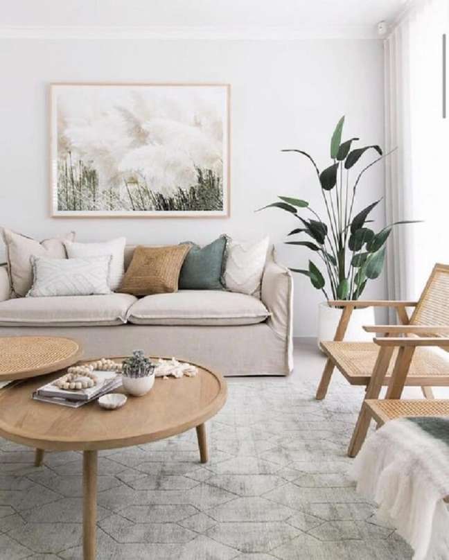 7. Almofadas para sofa e poltrona de madeira para decoração de sala clean – Foto: Kara Theresa