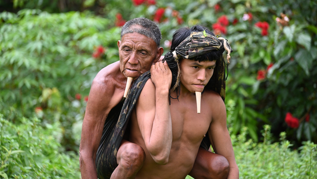 Imagem de indígena carregando o pai para se vacinar contra a covid-19 repercutiu nas redes sociais