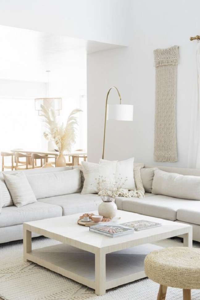 3. Decoração clean para sala de estar com sofa de canto e luminária de piso – Foto: Casa Trés Chic