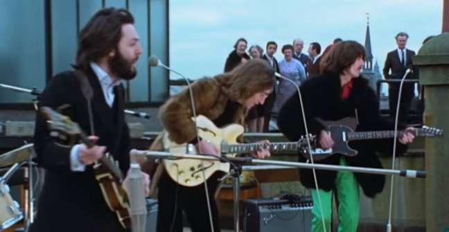 Banda The Beatles se apresenta em topo de prédio no Apple Rooftop Concert, em 1969