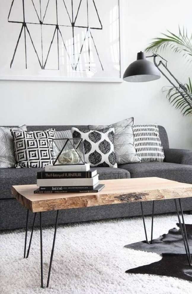 48. Decoração de sala clean com almofadas para sofá cinza – Foto: Home Company