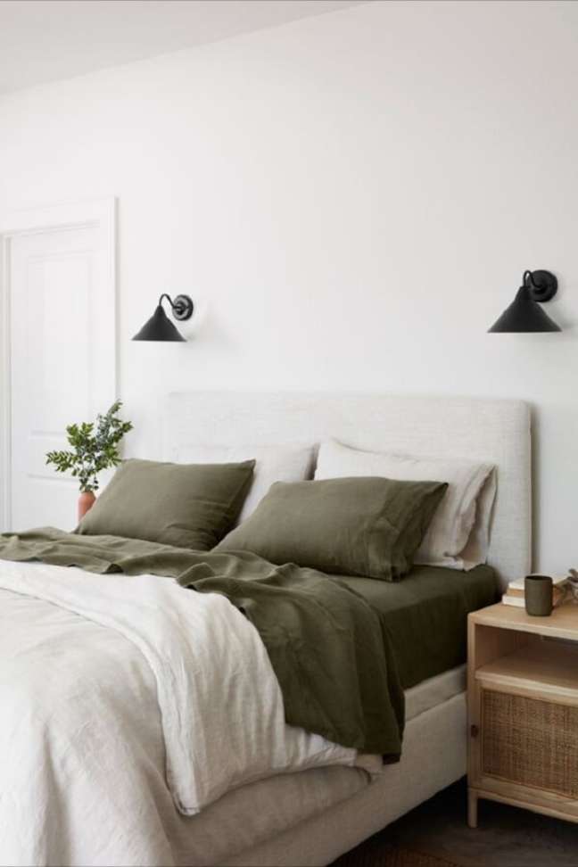 2. Luminária de parede para quarto de casal decoração clean – Foto: Estofos PT