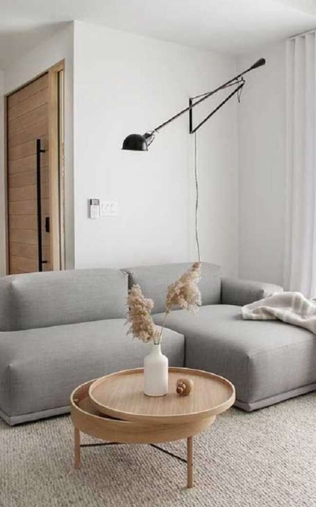 5. Sofá moderno para decoração clean de sala de estar com luminária articulada – Foto: Futurist Architecture