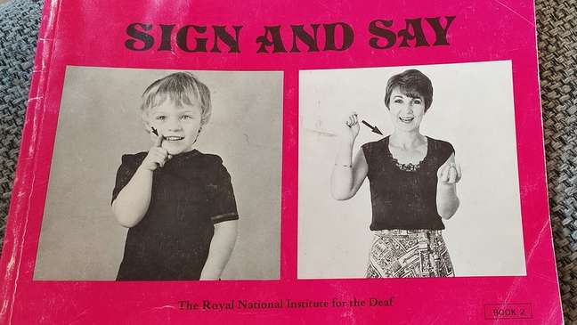 Francesca (à esquerda), aos 4 anos, apareceu neste livro sobre como usar a linguagem de sinais na década de 1980