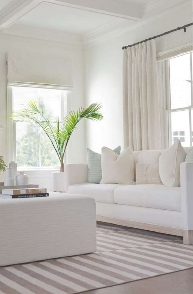 36. Decoração clean para sala de estar em cores claras com tapete listrado – Foto: Kara Theresa