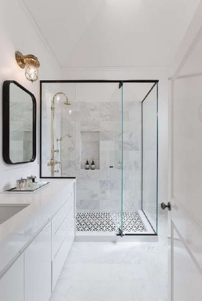 21. Decoração clean para banheiro branco com detalhes pretos – Foto Futurist Architecture