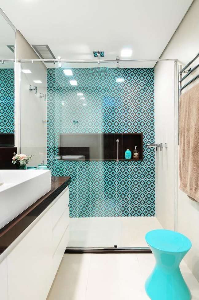 20. Decoração clean para banheiro branco com revestimento azul na área do box – Foto: Arquitetura e Construção