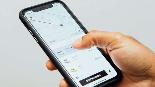 Procon Carioca multa Uber e 99 por cancelamento de corridas recorrentes 